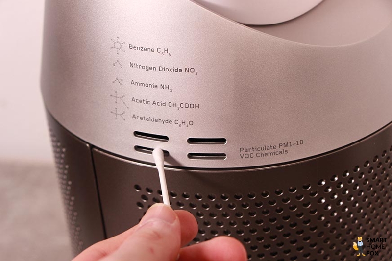 Очистка входных отверстий датчика воздухоочистителя Dyson с помощью ватного тампона